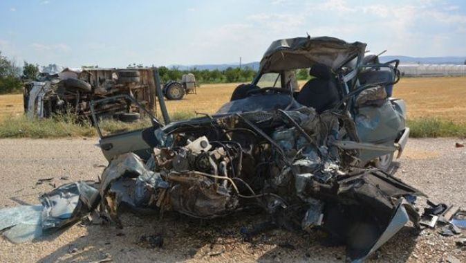 Antalya&#039;da otomobil hurdaya döndü: 1 ölü,1 yaralı