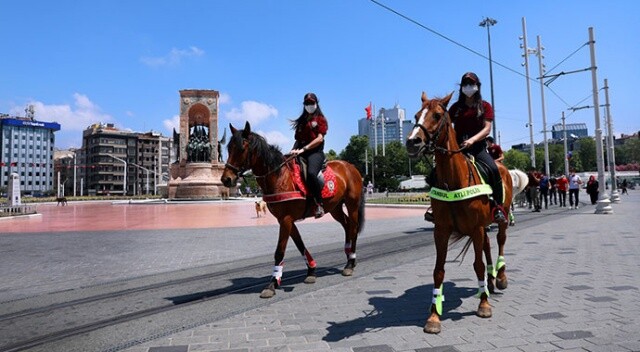 Atlı polislerden Taksim Meydanı&#039;nda denetim
