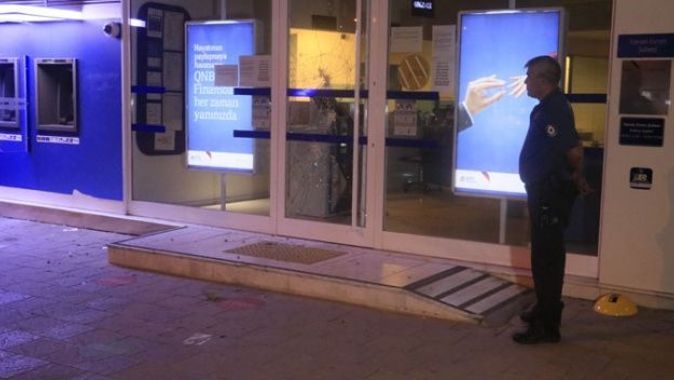 ATM kartını yutunca yetkiliye ulaşmak için bankanın camını kırdı
