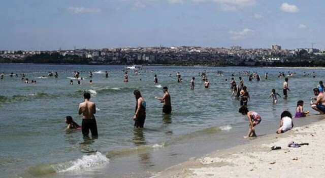 Bayram tatilini fırsat bilenler ilk günü plajda eğlenerek geçiriyor