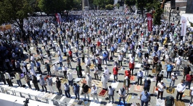 Cumhurbaşkanı Erdoğan açıkladı: Namaza 350 bin kişi katıldı