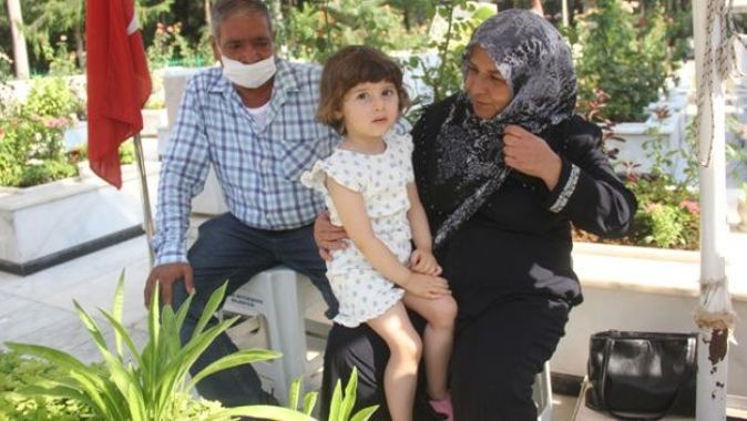 En acı bayram: 3 yaşındaki Zeynep şehit babasıyla bayramlaşmak için şehitliğe gitti
