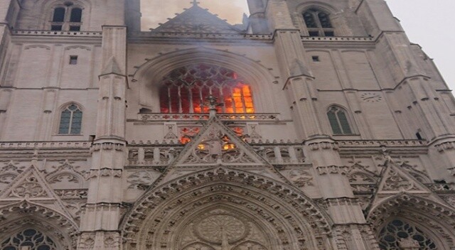 Fransa’da tarihi katedralde yangın