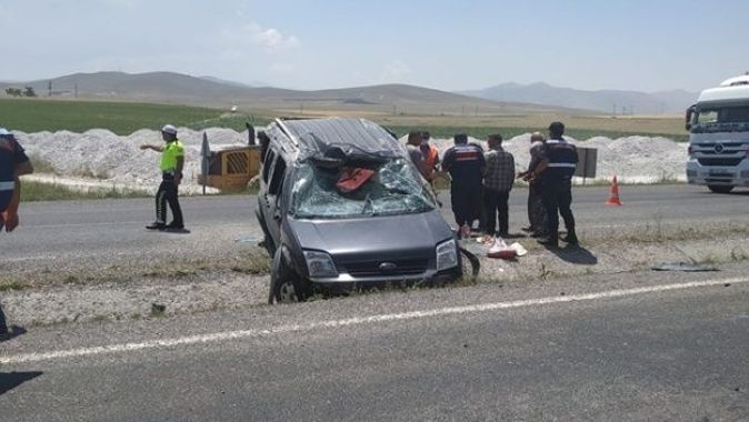 Hafif ticari araç şerit değiştirirken kaza yaptı: 4 yaralı