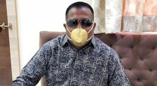 Hindistanlı iş adamı koronavirüse karşı altın maske takıyor