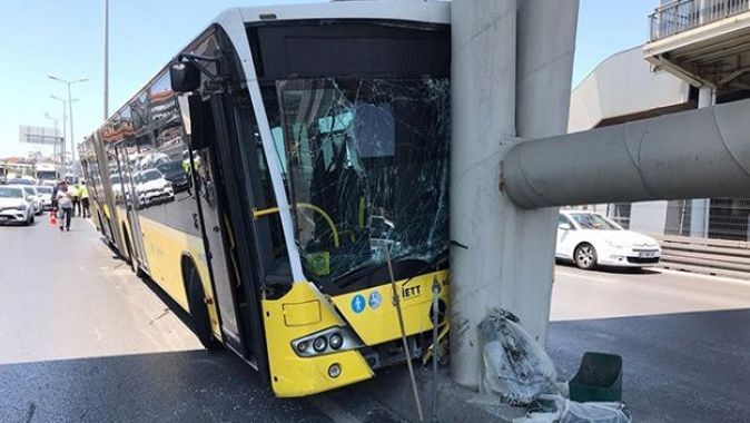 İETT otobüsü metrobüs köprüsüne çarptı: Çok sayıda yaralı var