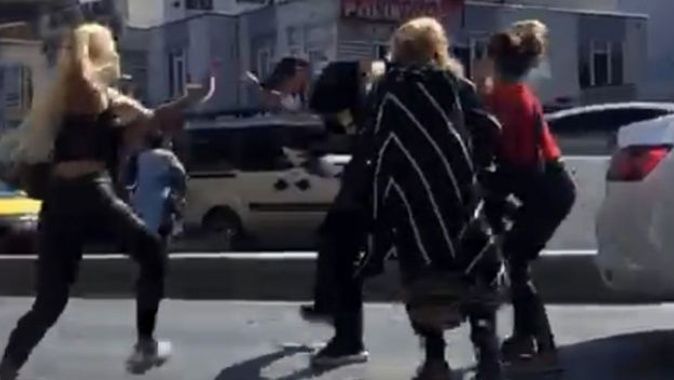 İstanbul&#039;da şaşkına çeviren görüntü! Dört kadın bir adamı tekme tokat dövdü