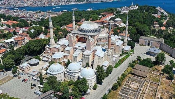 İstanbul Valisi Yerlikaya: Ayasofya Camisi&#039;nde namaz kılınacak alanlara girişler yarın saat 10.00&#039;da başlayacak