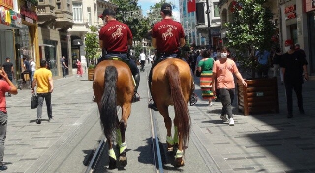İstiklal Caddesi’nde Atlı Polisler devriye gezdi, vatandaşlar yoğun ilgi gösterdi