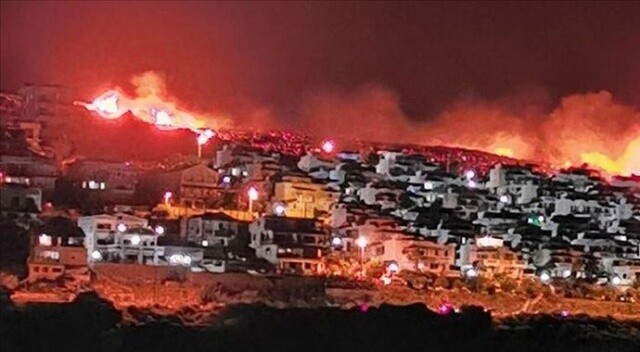 İzmir&#039;de yerleşim alanlarına yaklaşan makilik yangınına müdahale ediliyor