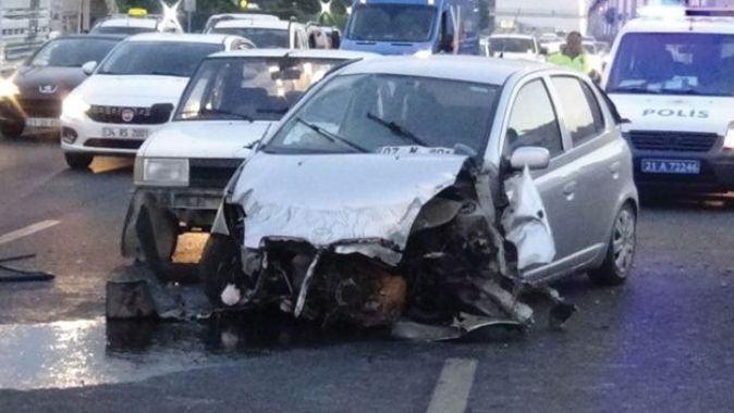 Kadın sürücü başka araç tarafından sıkıştırıldı: 2 yaralı