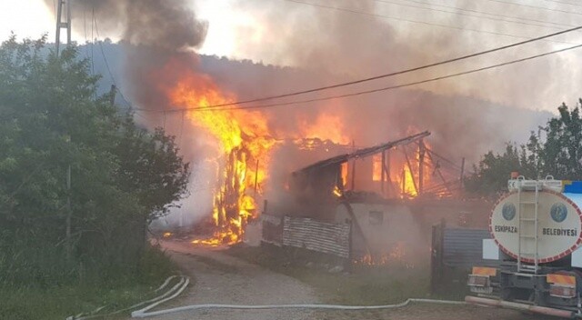 Karabük&#039;te iki katlı ev kül oldu