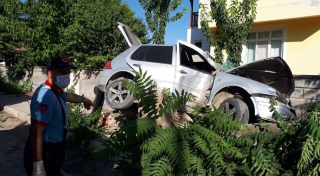 Karaman&#039;da kontrolden çıkan otomobil ağacı devirdi: 2 yaralı