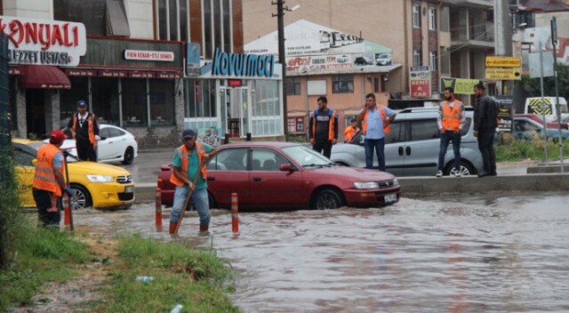 Kocaeli&#039;de 1 saatlik sağanak yağış iş yerlerini sular altında bıraktı