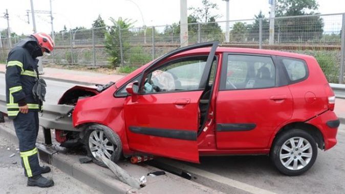 Kocaeli’de otomobil bariyerlere saplandı: 2 kişi yaralı