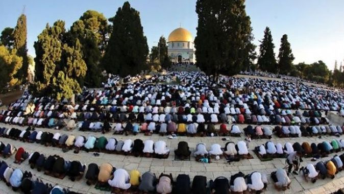 On binlerce Müslüman Kurban Bayramı namazını Mescid-i Aksa&#039;da kıldı