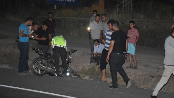 Otomobille çarpışan motosikletteki 2 kişi feci şekilde hayatını kaybetti