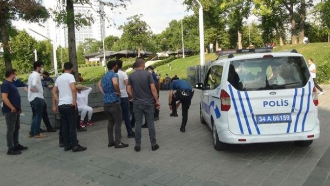 Taksim’de 2 erkek şahıs, bir kadını tekme tokat darp etti