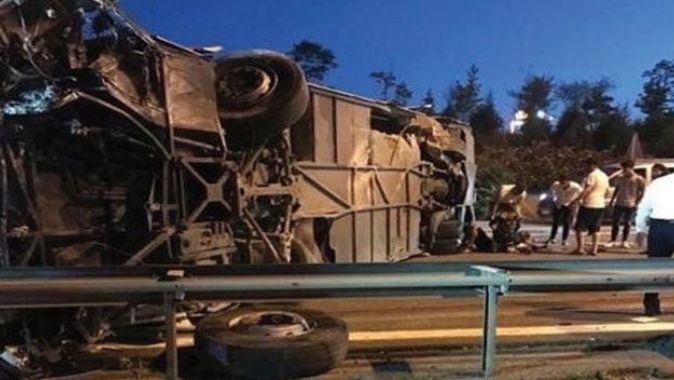Kocaeli&#039;de yolcu otobüsü devrildi: 1 ölü, 17 yaralı