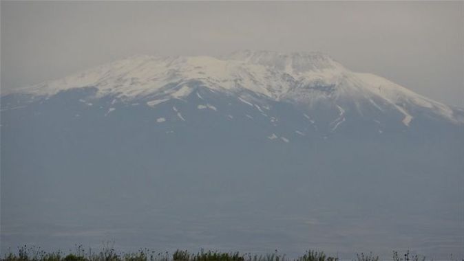 Temmuz ayında Süphan Dağı&#039;na kar yağdı