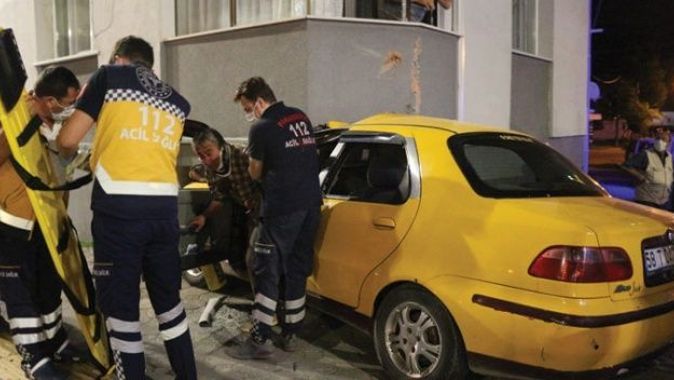 Ticari taksi balkona çarptı: 2 yaralı