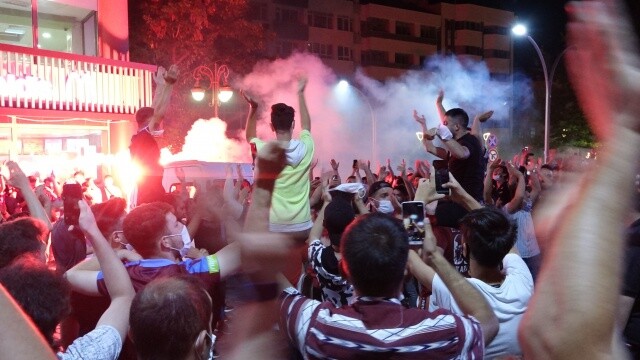 Trabzonspor taraftarı 10 yıl sonra gelen kupayı kutladı