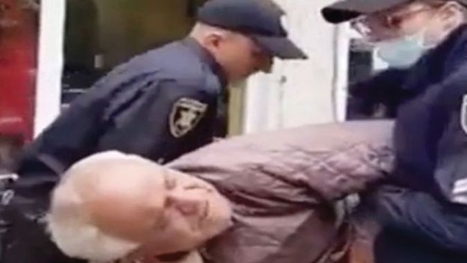 Ukrayna&#039;da maske takmayan yaşlı adama polis şiddeti