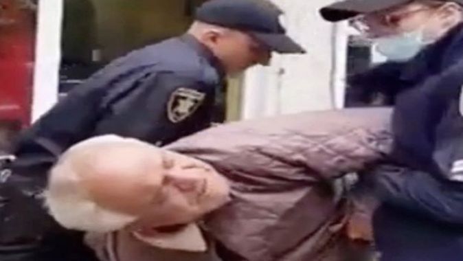 Ukrayna’da maske takmayan yaşlı adama polis şiddeti