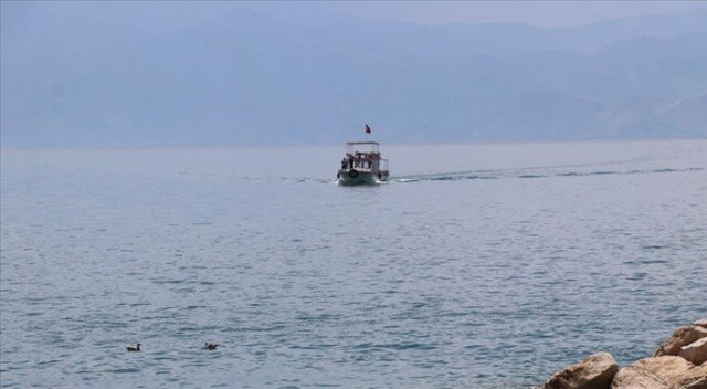 Van Gölü’nde batan teknede çalışmalar yeniden başlatıldı