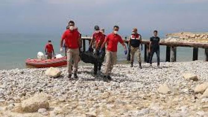 Van Gölü&#039;nde batan teknedeki cesetlerin çıkarılması çalışmaları yeniden başladı