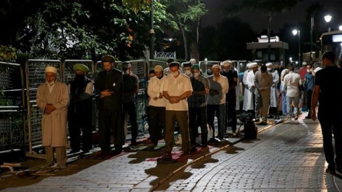 Vatandaşlar, Ayasofya Camii çevresinde sabah namazı kıldı