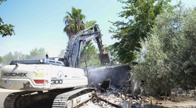Zeytinköy&#039;de açılacak yeni caddeler için metruk binalar yıkıldı