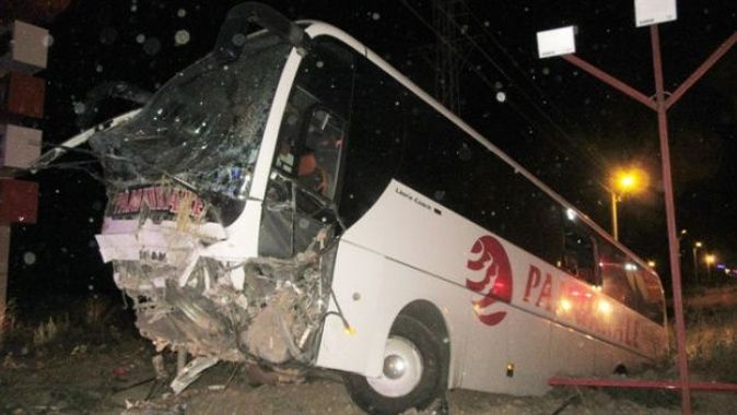Afyonkarahisar&#039;da yolcu otobüsü şarampole düştü: 31 yaralı