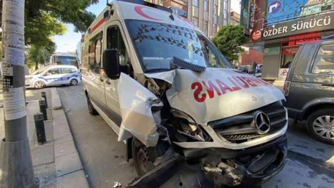 Ambulans minibüs ve otomobile çarptı: 1 yaralı