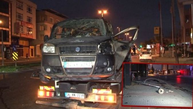 Avcılar’da otomobil trafik lambasına çarptı: 1’i ağır 2 yaralı