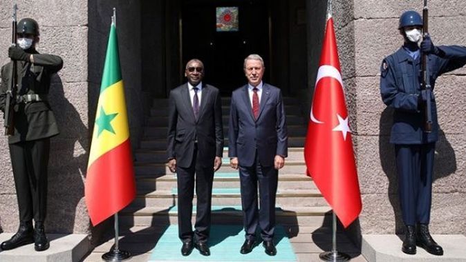 Bakan Akar, Senegal Silahlı Kuvvetler Bakanı Kaba ile bir araya geldi