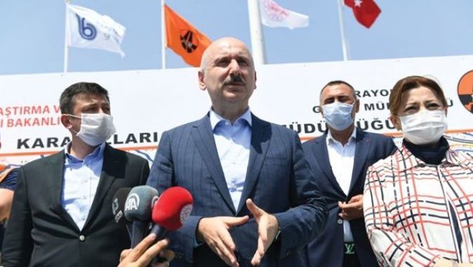 Bakan Karaismailoğlu&#039;ndan güçlü ekonomi mesajı: Projelerimiz sorunsuz devam ediyor