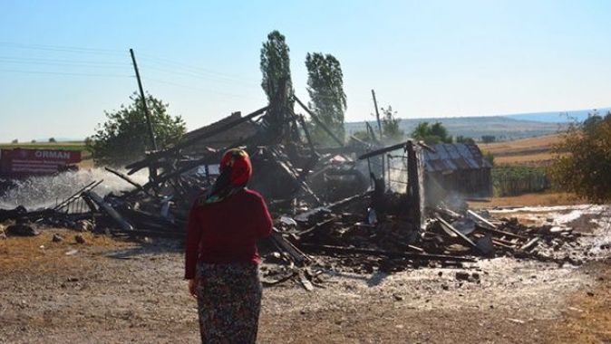 Bolu’da kurban eti için yakılan ateş 2 katlı evi küle çevirdi