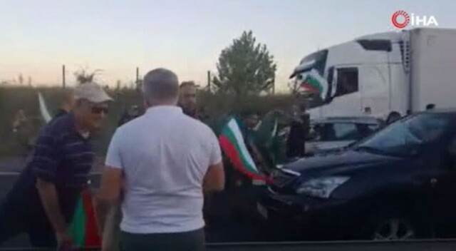 Bulgaristan&#039;da protestocular Türkiye sınırına yakın yolu trafiğe kapattı