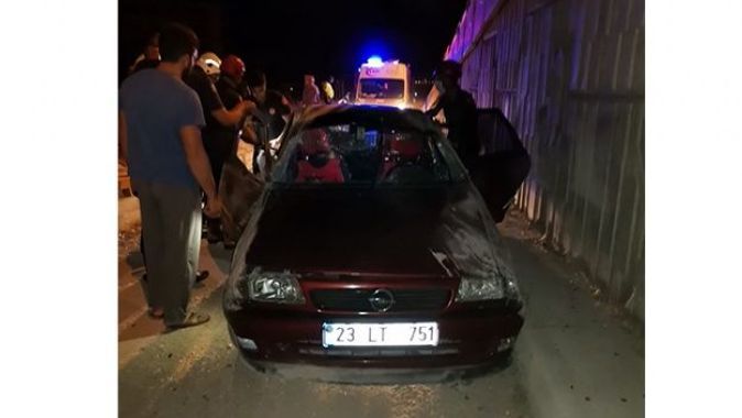 Elazığ’da aynı yerde ikinci kaza, otomobil üst geçitten uçtu: 3 yaralı