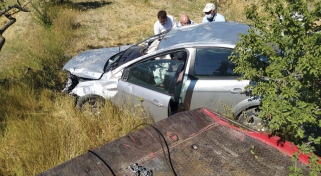 Feci kaza! Otomobil tarlaya uçtu, anne öldü, eşi ve 2 çocuğu yaralandı