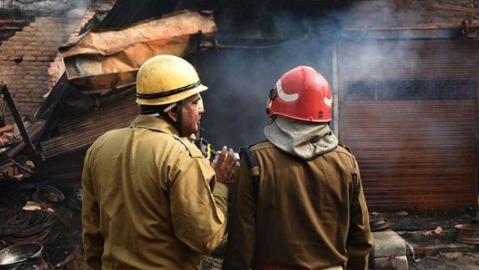 Hindistan&#039;da Covid-19 hastalarının tedavi gördüğü otelde çıkan yangında 11 kişi öldü