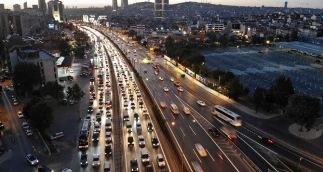 İstanbul’da trafik kilitlendi, yoğunluk yüzde 50’ye ulaştı