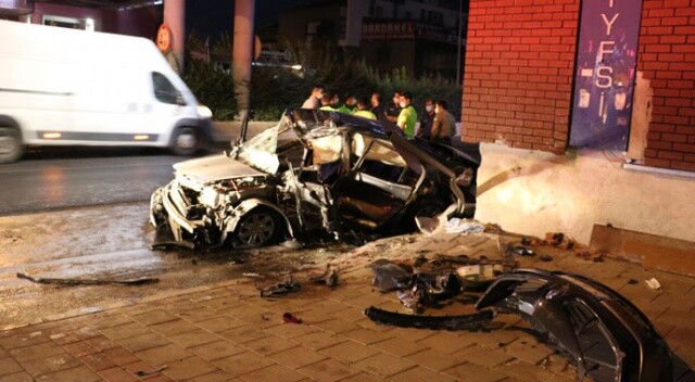 İzmir&#039;de otomobil üst geçide çarptı: 3 yaralı
