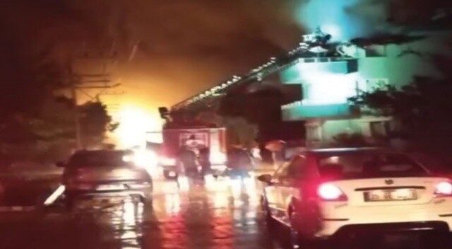 İzmir&#039;de yıldırım düşen evde yangın çıktı