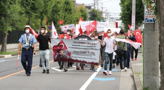 Japonya’da FETÖ’ye ait  okulun önünde protesto