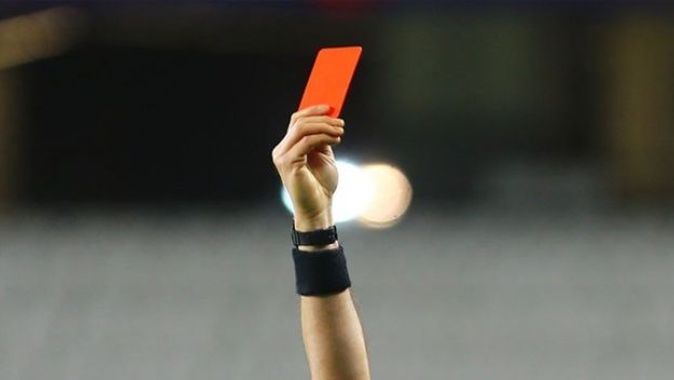 Kasıtlı öksüren futbolcu kırmızı kart ile cezalandırılacak