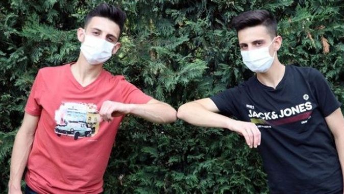 Koronavirüsü yenen ikiz kardeşlerden tedbirlere uyulması çağrısı