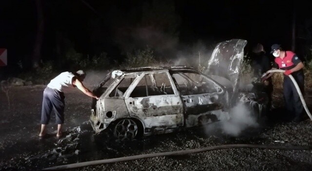 Muğla&#039;da ormanlık alanda bulunan otomobil tamamen yandı