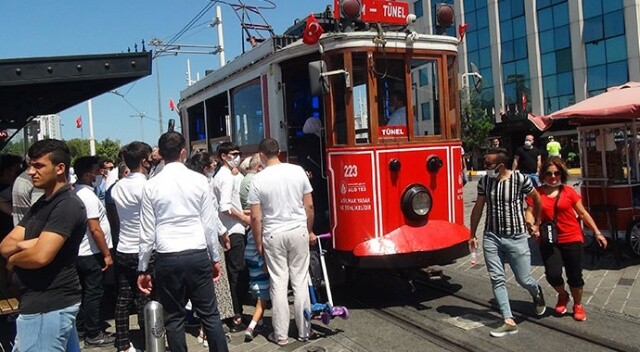 Nostaljik tramvayda izdiham oluştu, sosyal mesafe hiçe sayıldı